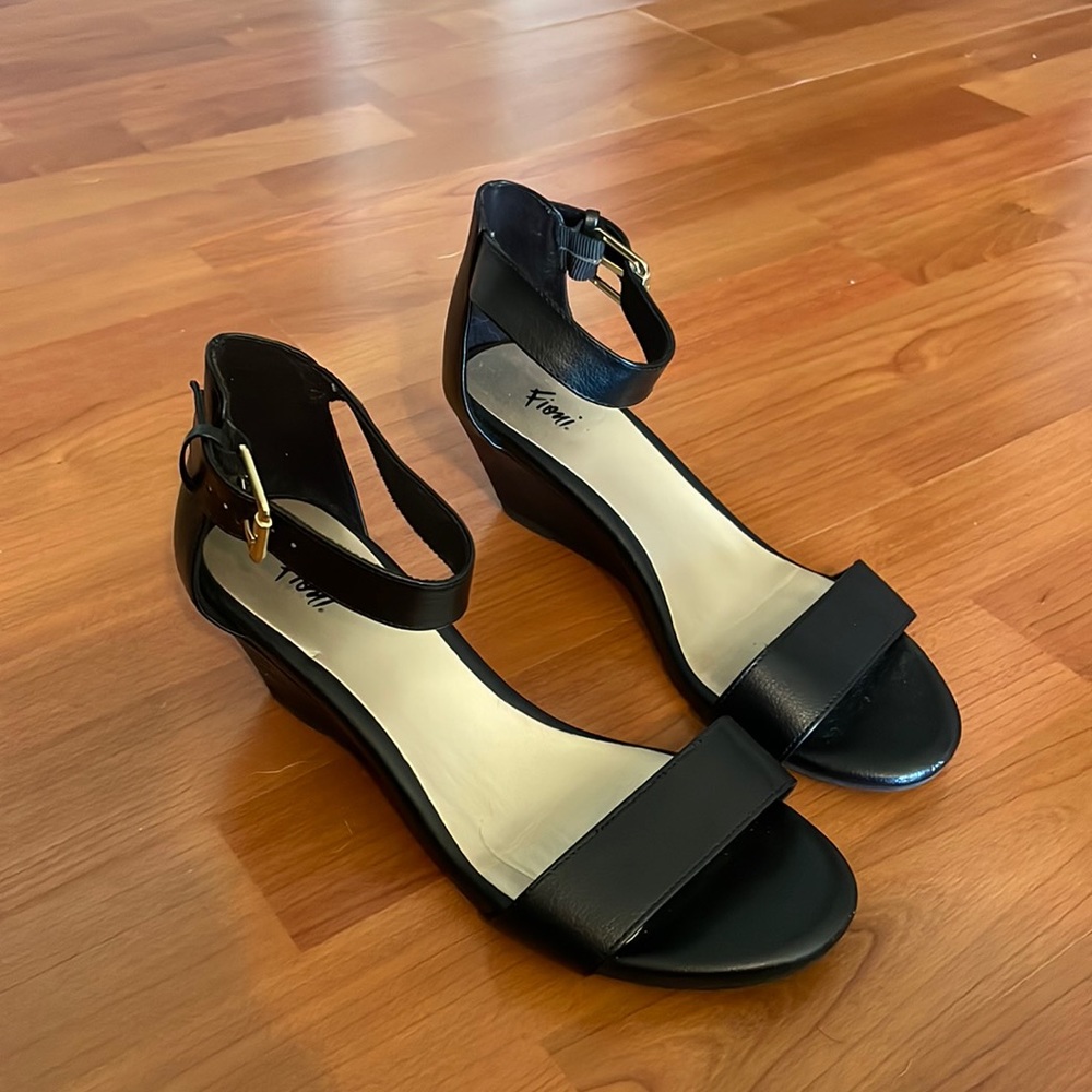 Black low heel shoes